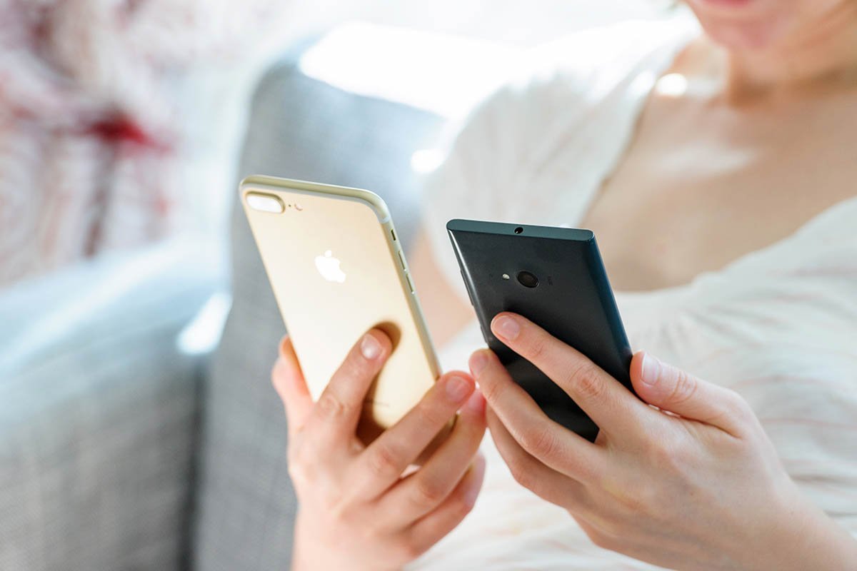 Какой iPhone подарить мужу: iPhone 12 или iPhone 13