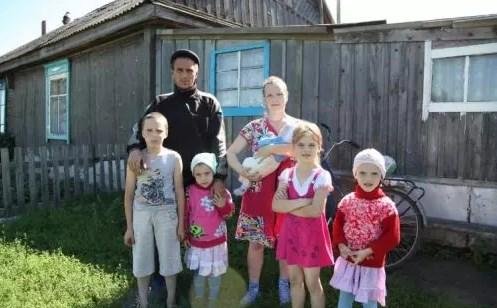 Некоторым я покажусь плохой дочкой, но пакеты с подарками забрала обратно у родителей и уехала домой