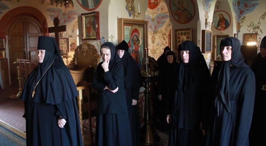 Женщина прожила 12 лет в монастыре и рассказала, что происходит за закрытыми дверьми церкви