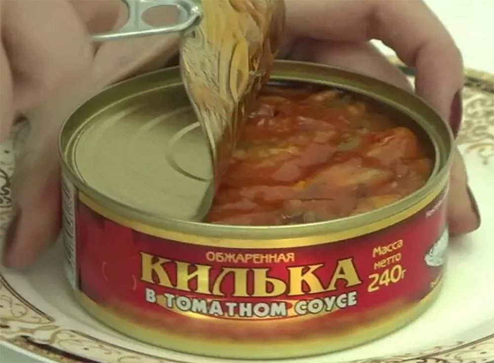 Назову причину, по которой лучше не употреблять в пищу только что открытые консервы