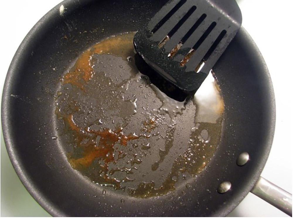 Теперь не мою жирные сковородки после приготовления мяса, рыбы или курицы. Они всегда остаются чистыми